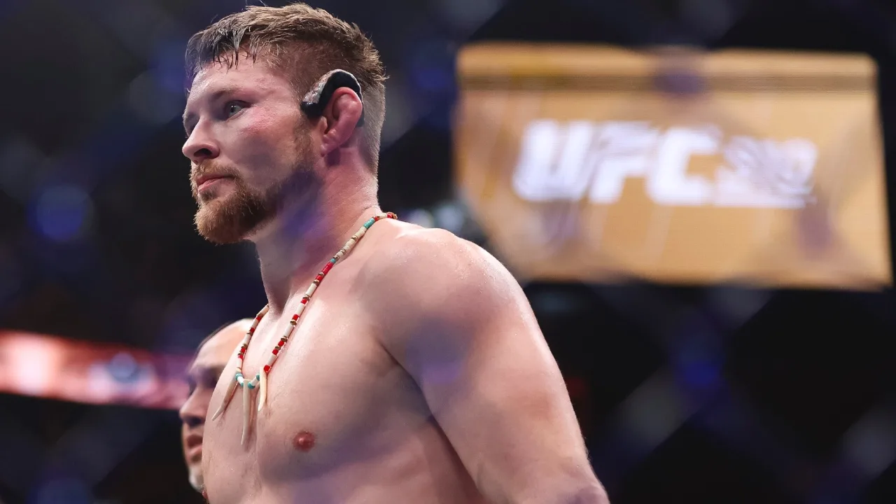 Bryce Mitchell złamał nos. Zamiast iść do lekarza, zaczął prosić kibiców o pomoc