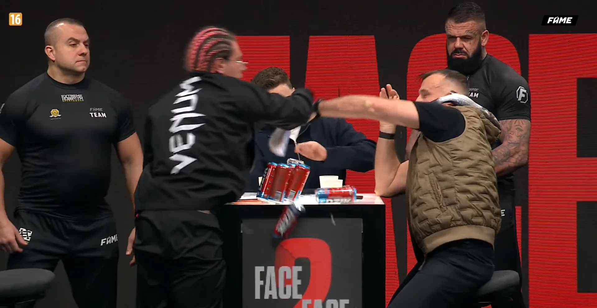 Natan Marcoń uderzył rybą Pawła Jóźwiaka. Studio FAME zdemolowane! [WIDEO]