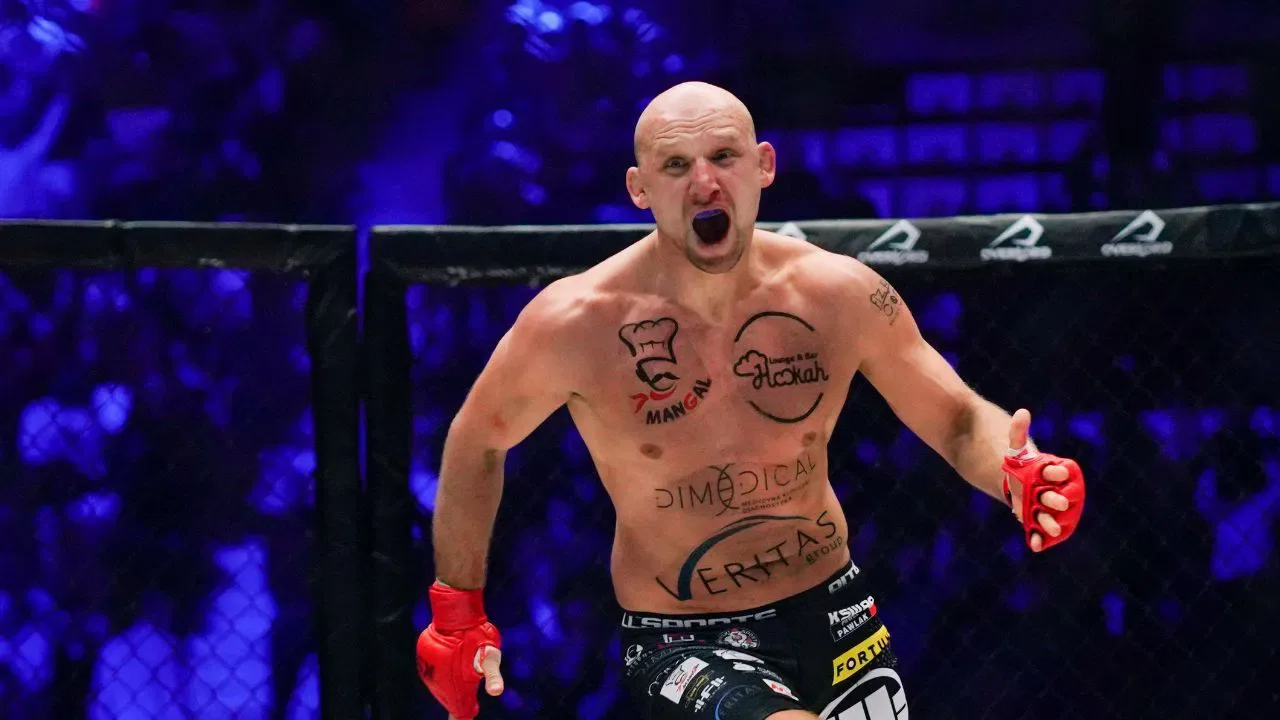 Paweł Pawlak wciąż na tronie. Mistrz KSW efektownie poddał Francuza [WIDEO]