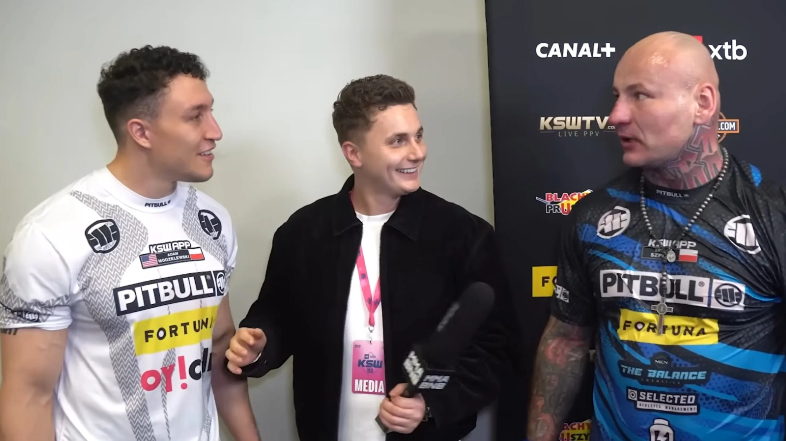 Szpilka przerywa wywiad AJ’a. Kopnięcie zaskoczyło wszystkich