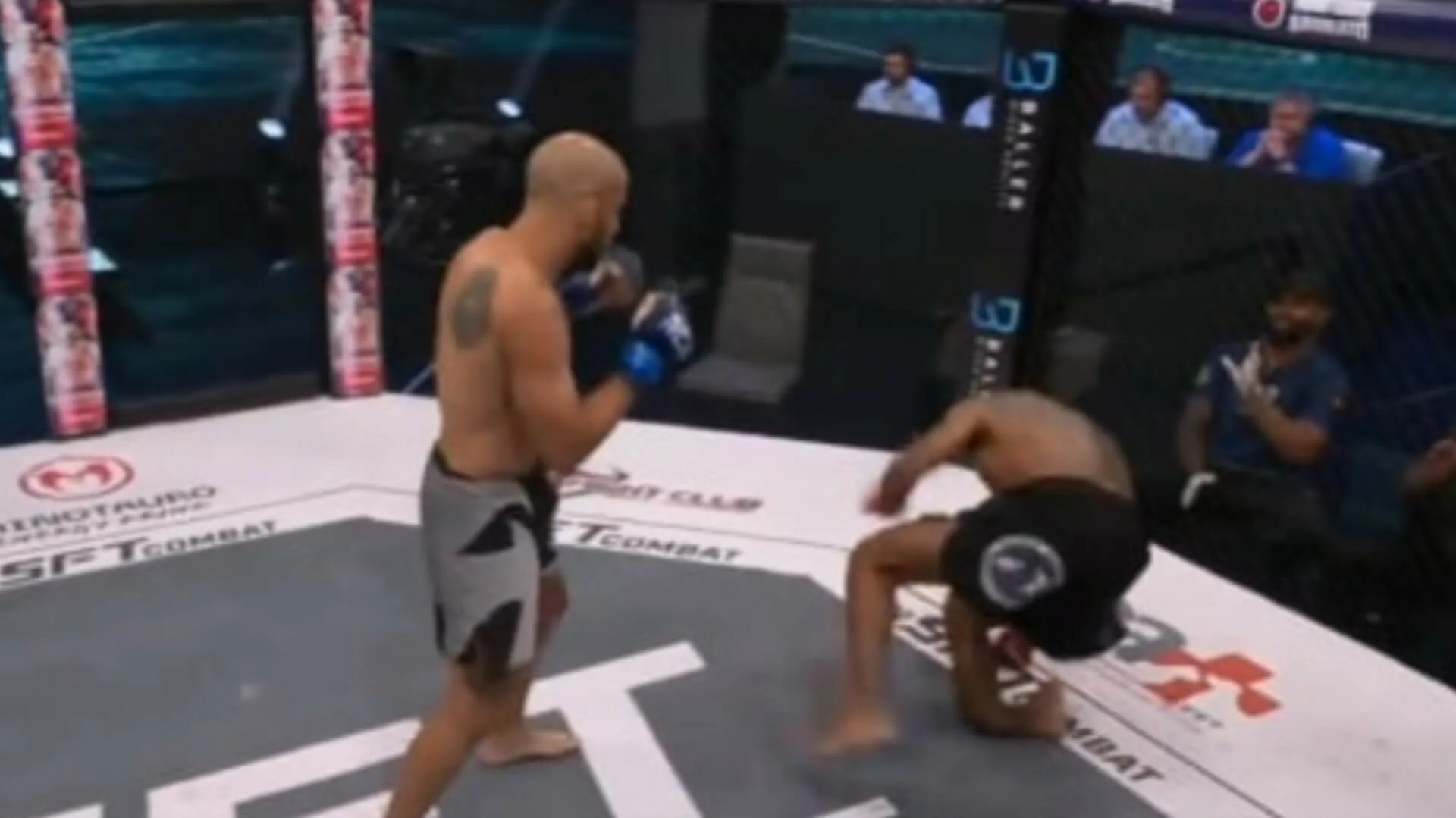 Koszmar w klatce. Makabryczna kontuzja podczas walki [WIDEO]