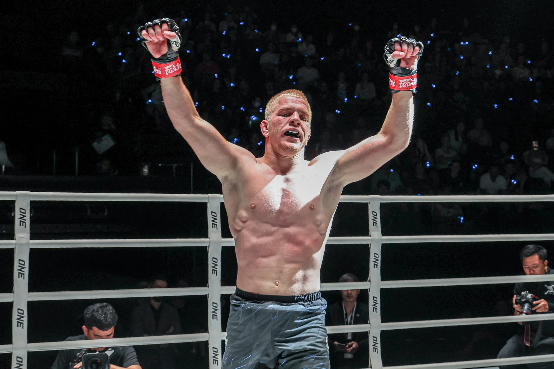 Blisko tragedii po walce. Zawodnik rażony prądem po zwycięstwie [WIDEO]