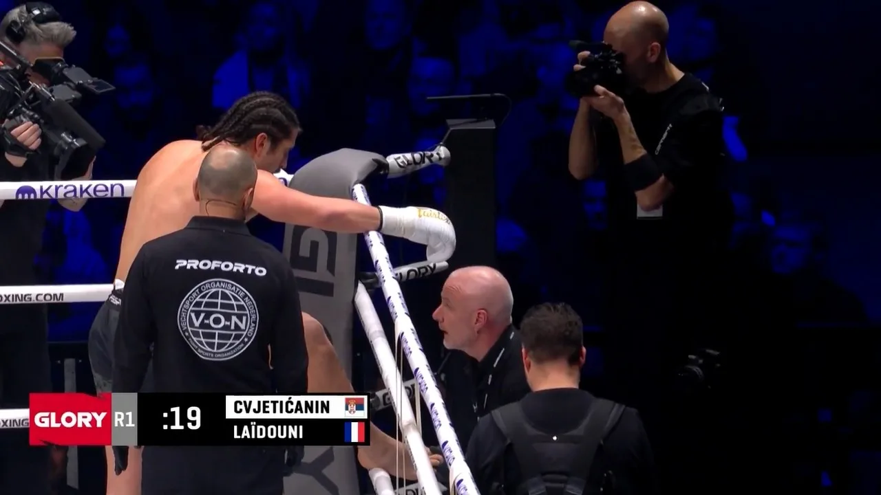 Niecodzienna scena w walce K-1. Lekarz nastawił wybity palec w trakcie pojedynku