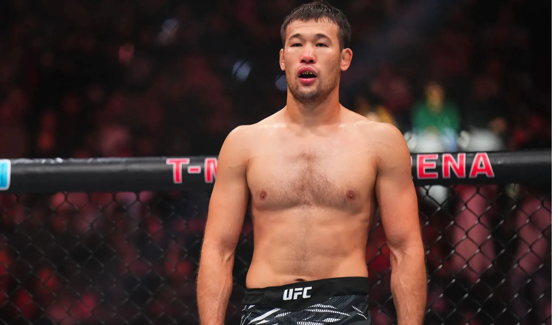 Jest blisko walki o pas UFC, ale nie walczył już ponad rok. Teraz przeszedł operację