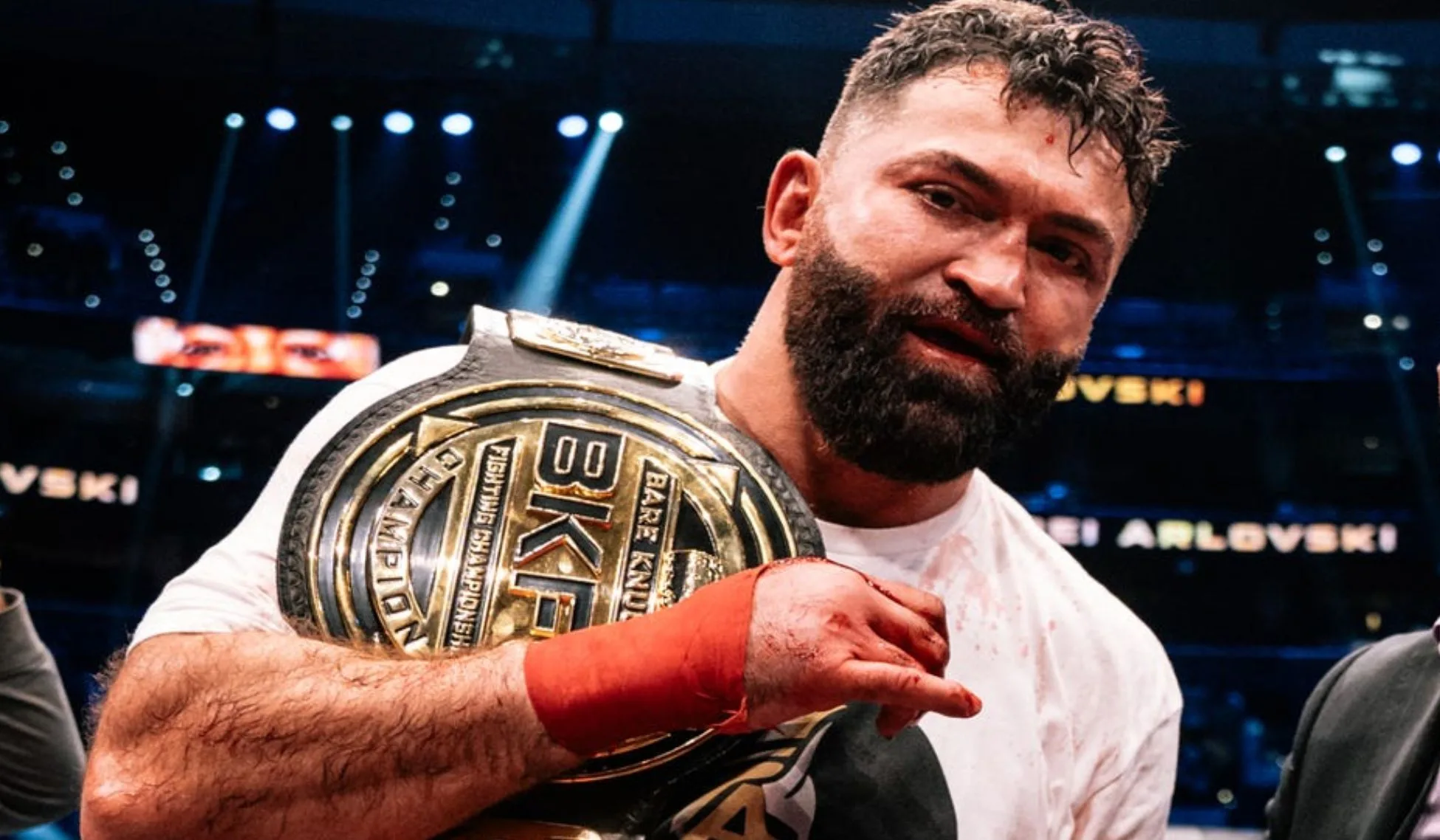 Lekarz nie pozwolił dalej walczyć. Arlovski wygrał z Rothwellem na gołe pięści