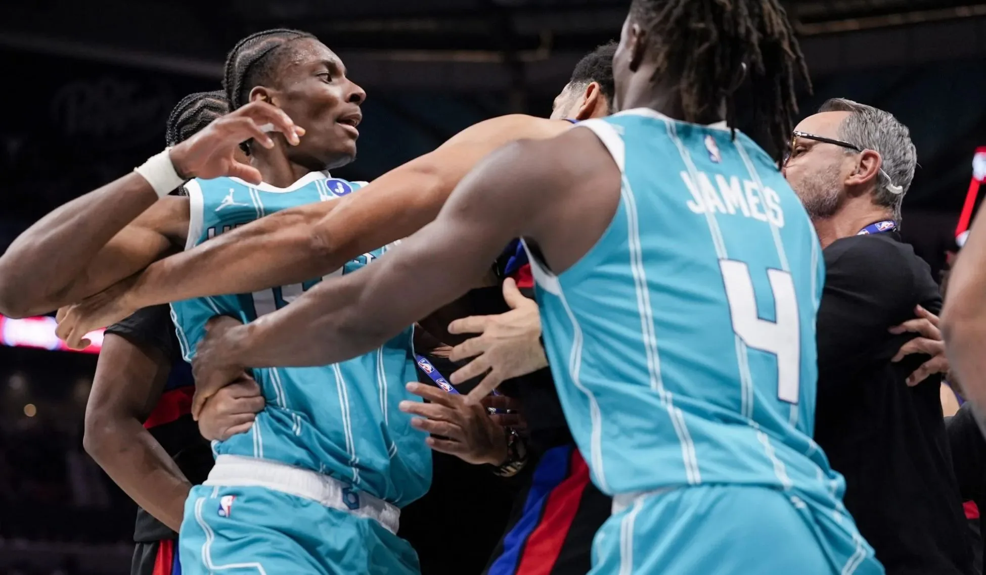 Bójka na parkiecie NBA. Sędziowie wyrzucili jej uczestników z meczu