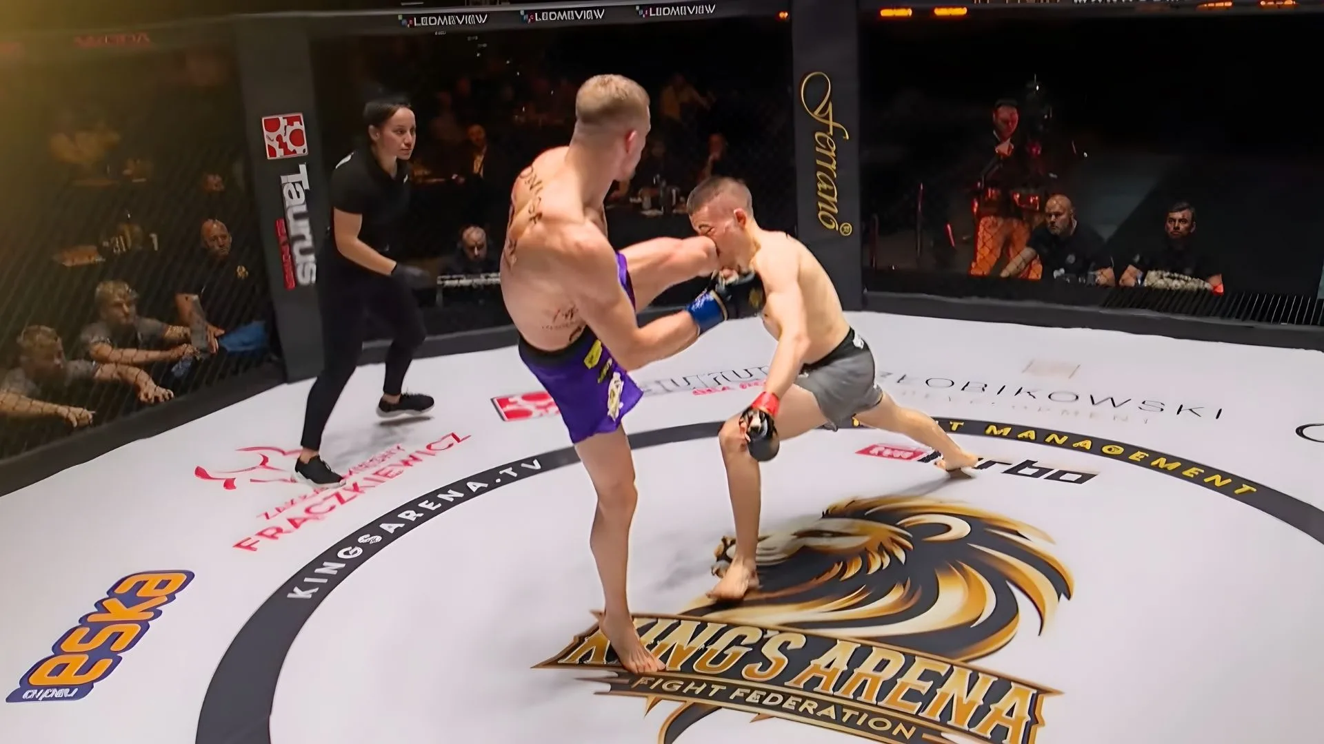 Niebezpieczny nokaut na gali MMA. Zawodnik padł na deski i dostał drgawek [WIDEO]