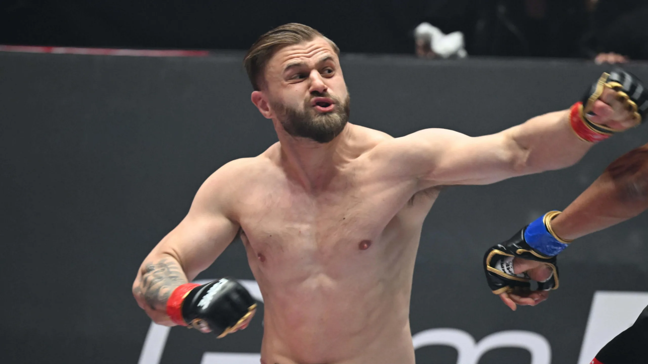 „Mówi wam coś numer 30?” Gwiazda FAME kusi fanów powrotem do klatki