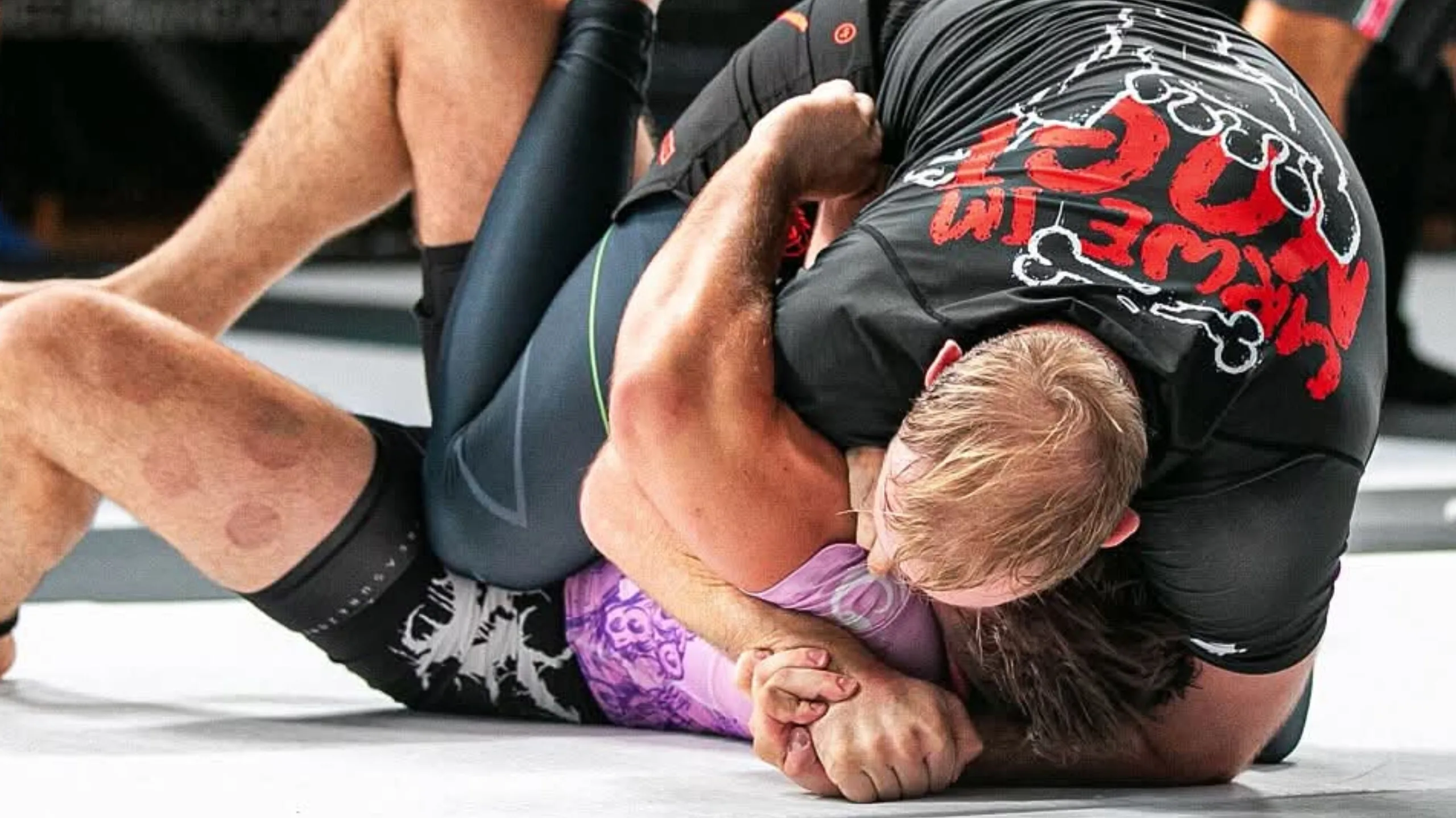 Nastolatek wystąpił w koszulce kontrowersyjnej marki na zawodach BJJ. Internauci podzieleni