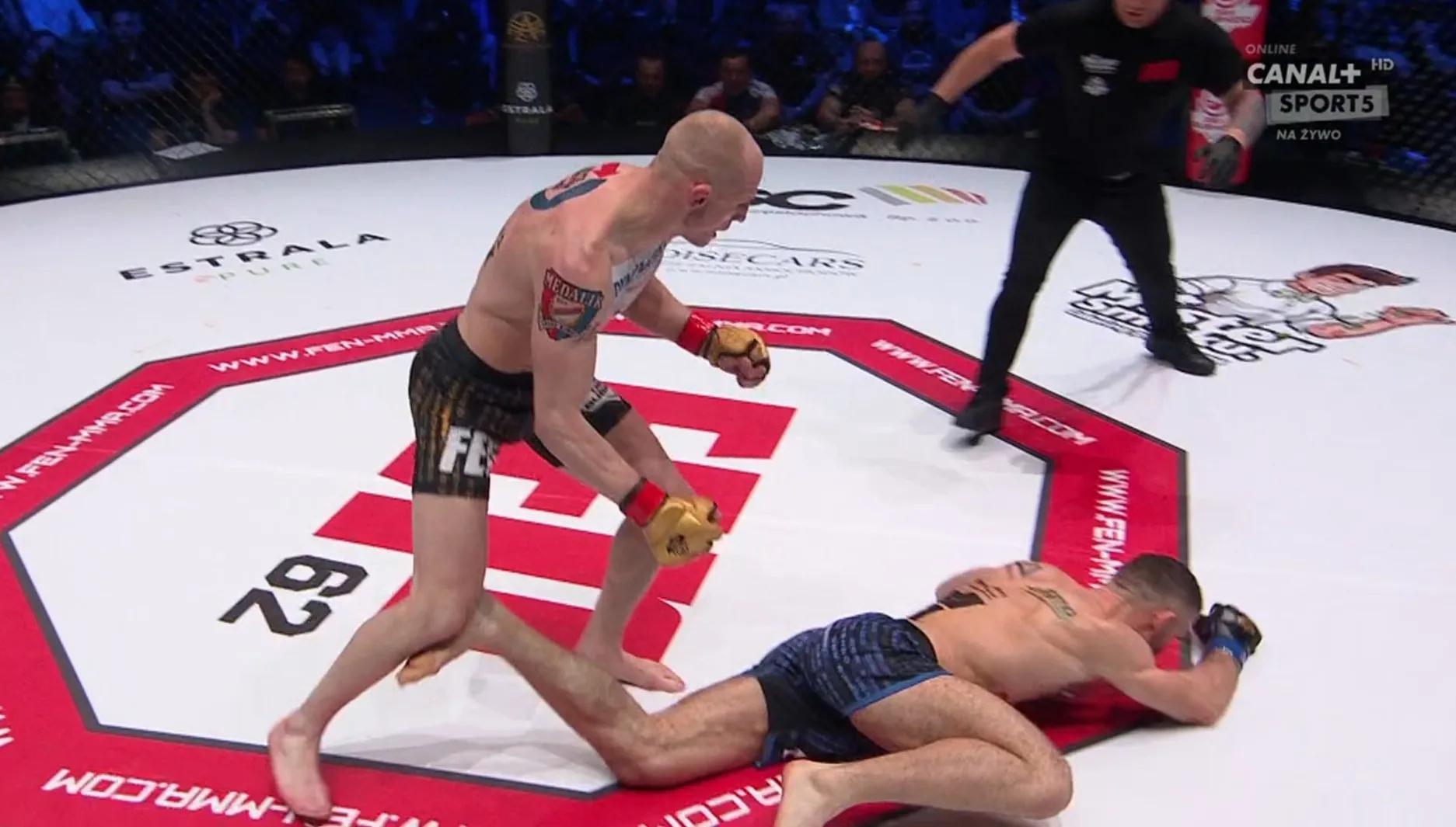 Wawrzyniec Bartnik jednym ciosem zwalił z nóg Błachutę na FEN 62 i wciąż jest mistrzem [WIDEO]