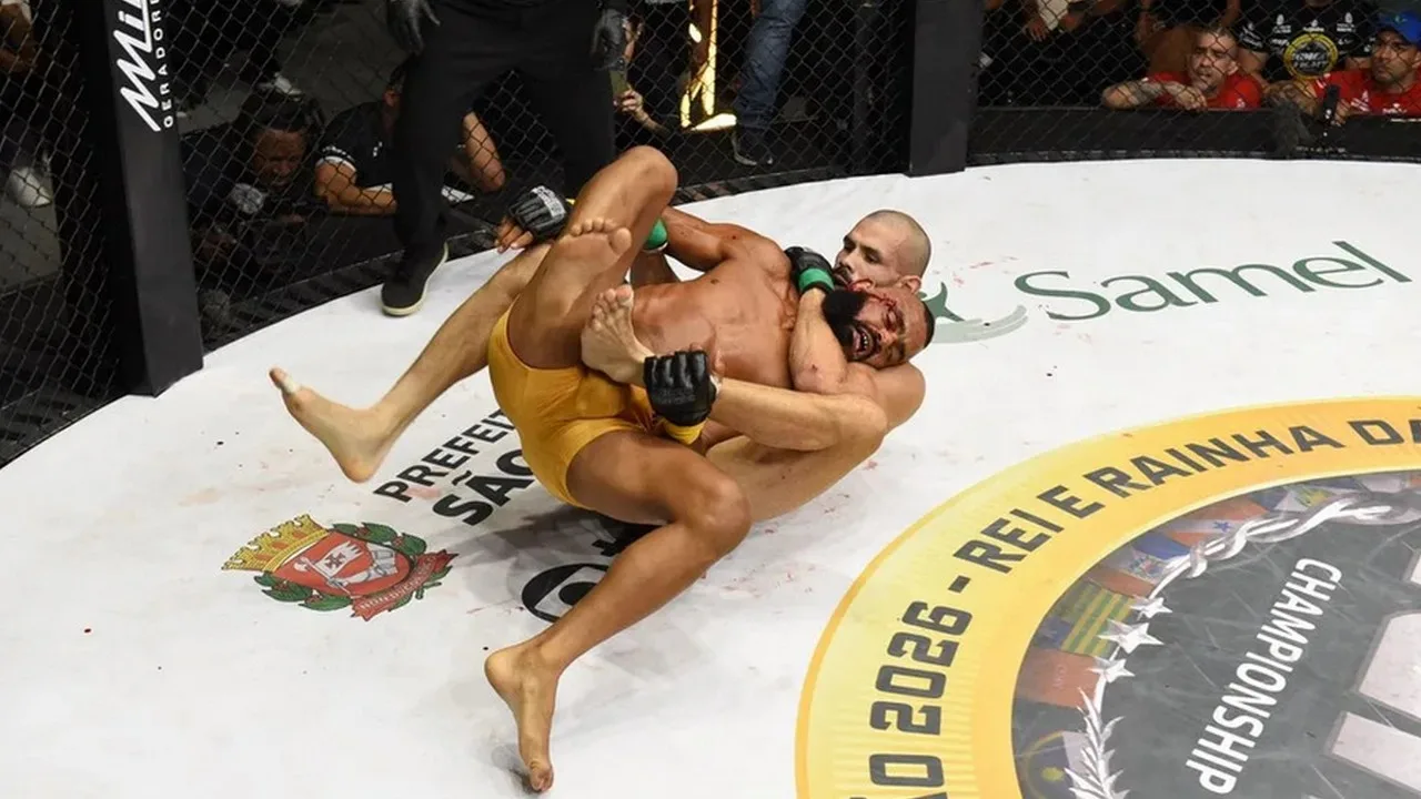 Zawodnik przeciągnął duszenie, a potem kopnął rywala. W klatce powstał chaos