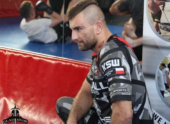 kułak poddany na ring of combat 65