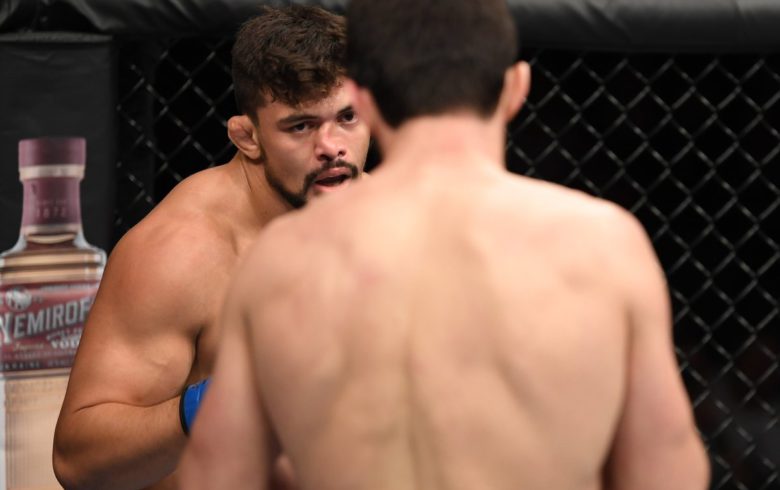 UFC Praga: Magomed Ankalaev pewnie rozbija Klidsona Abreu. Brazylijczyk z potężnym złamaniem nosa!