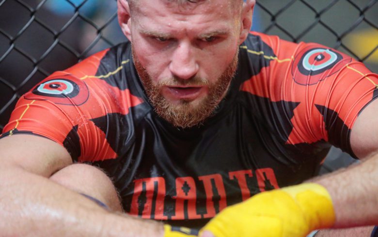 Niebezpieczny sparing Jana Błachowicza - Polak wypadł z ringu podczas przygotowań do UFC 239 [WIDEO]