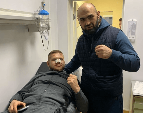 Shamil Abdurakhimov odwiedza Marcina Tyburę w szpitalu po UFC Sankt Petersburg