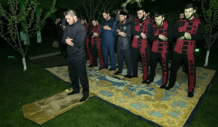 Khabib Nurmagomedov odmawia modlitwę za czeczeńskiego dyktatora walczącego ze środowiskami LGBT