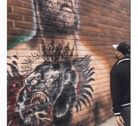 Paulie Malignaggi sięga po najniższe instynkty - opluwa mural z wizerunkiem McGregora [WIDEO]