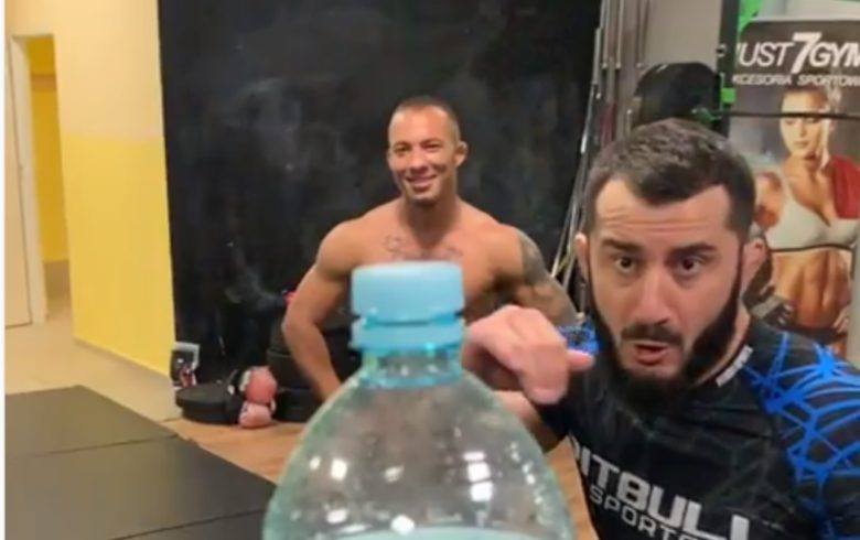 Mamed Khalidov otworzył butelkę z półobrotu