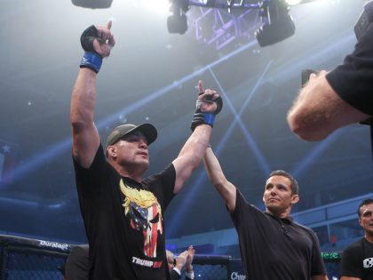 Tito Ortiz poddaje byłego zawodnika WWE na Combate Americas, Donald Trump spieszy z gratulacjami!