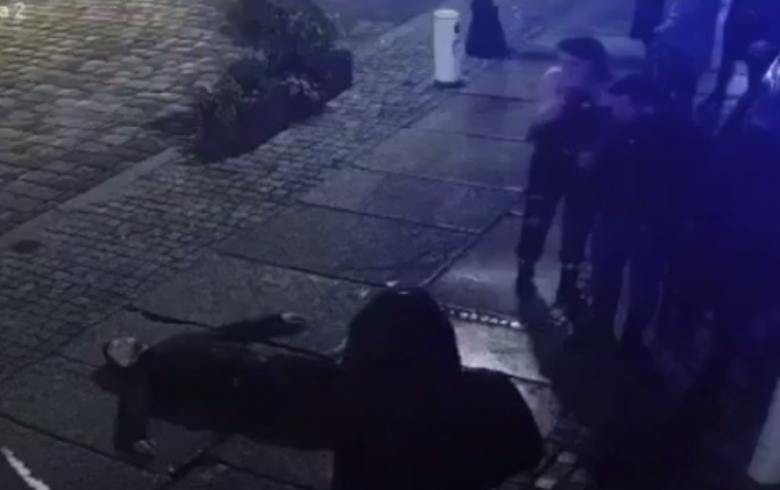 Mamy nagranie z momentu uderzenia Dominika Sikory na poznańskim Rynku