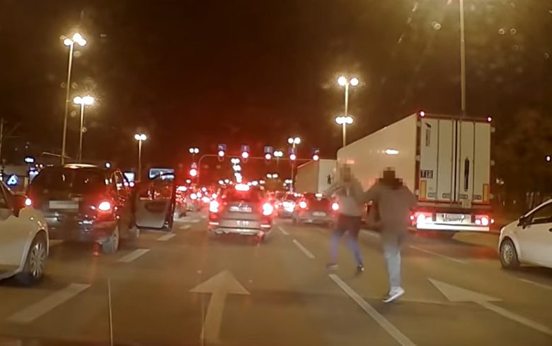 W Łodzi kierowca i pasażer stoczyli walkę bokserską... na ulicy