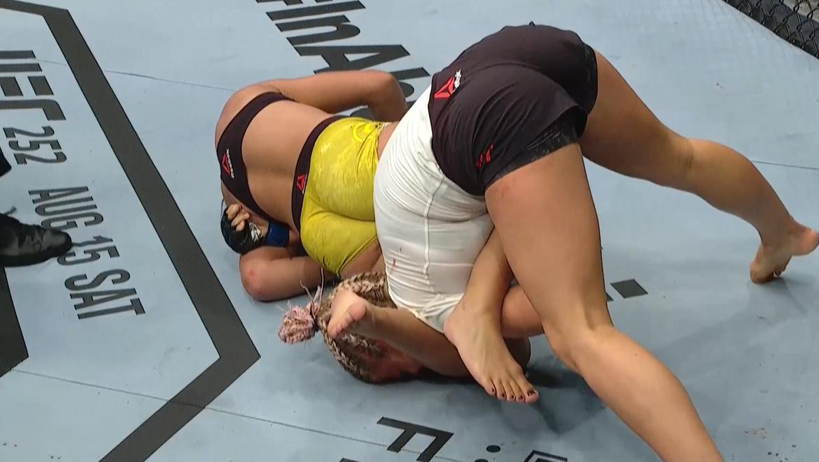 UFC 251: Amanda Ribas szybko poddaje Paige VanZant WIDEO.