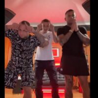 Gwiazdy freak fightów tańczą do piosenki Ewy Brodnickiej