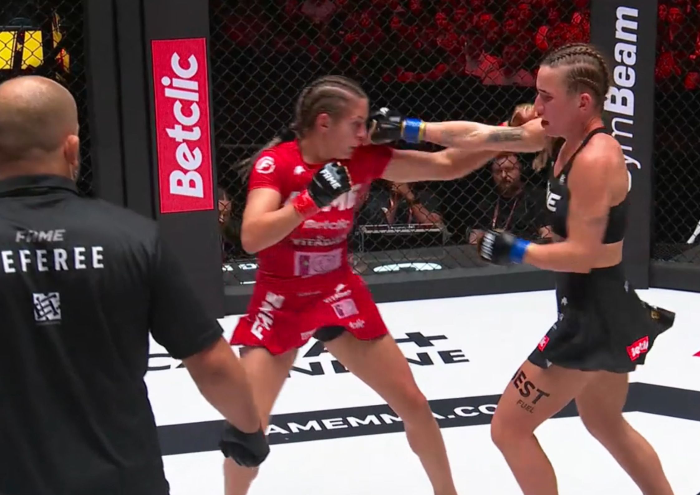 FAME MMA 22: Marta Linkiewicz wins against Karolina Owczarz after a very even fight in K-1